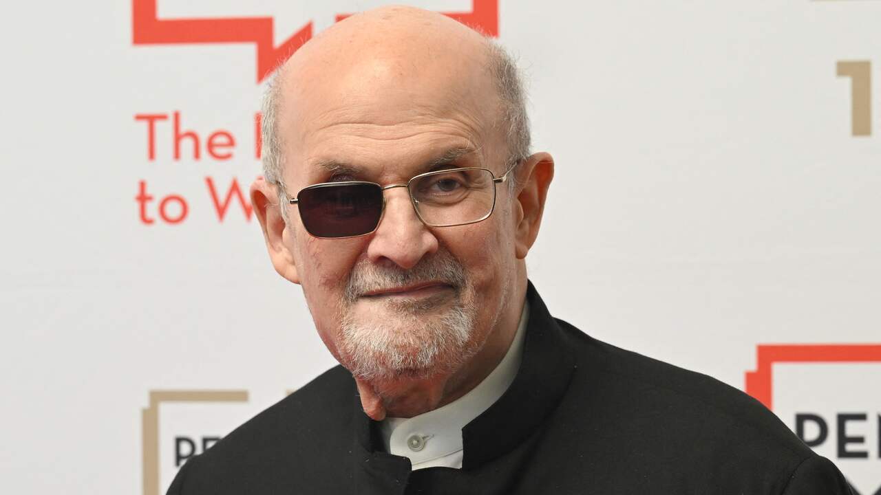 Schrijver Salman Rushdie verschijnt voor het eerst in openbaar na