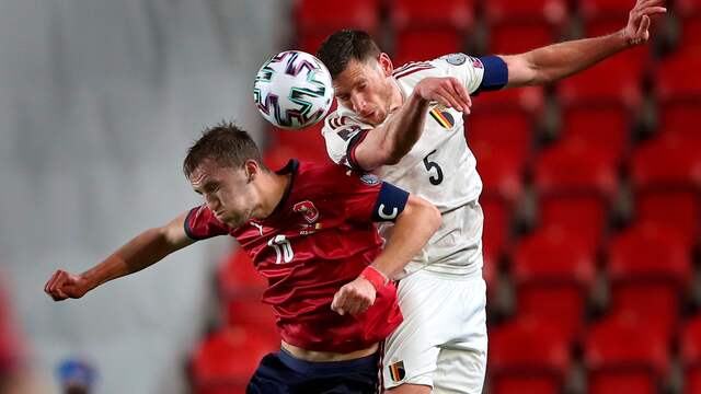 Aanvoerder Jan Vertonghen namens België verwikkeld in een kopduel.