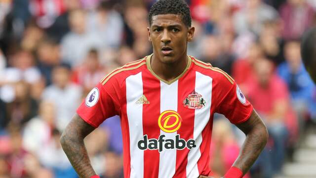 Manager Moyes spreekt Van Aanholt aan op foto met ...