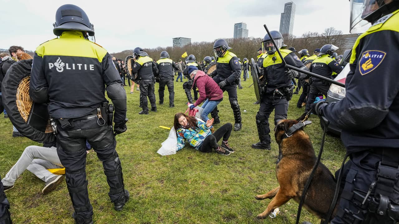 Politie Gebruikte Meer Geweld In 2021, Wijt Toename Aan Vele ...