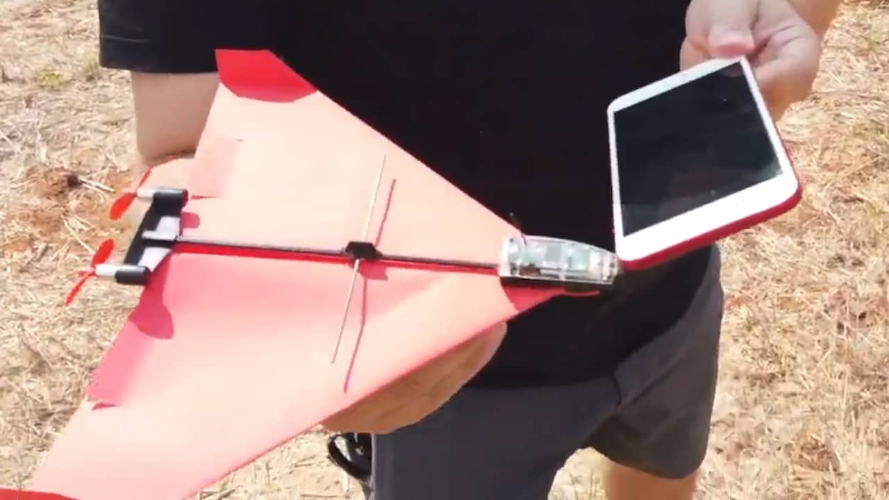 Technologie laat papieren vliegtuig besturen met smartphone