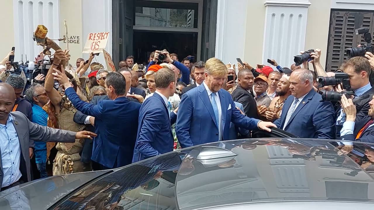 Beeld uit video: Koningspaar moet auto in om boze demonstranten bij slavernijmuseum in Kaapstad