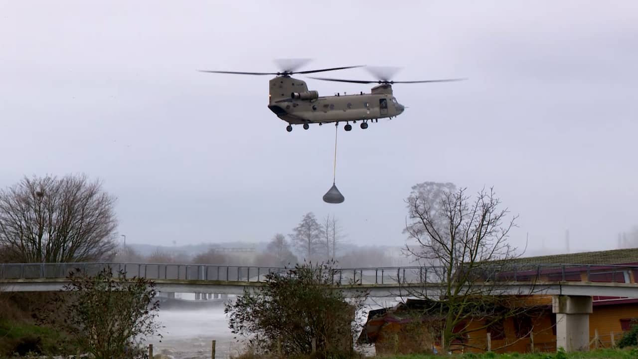 Beeld uit video: Chinook-helikopters helpen bij opbouw nooddam Maastricht