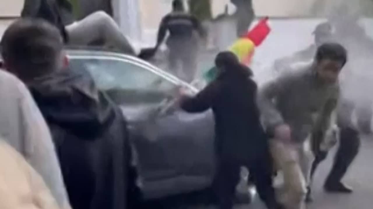 Beeld uit video: Politie gebruikt traangas bij protest voor Iraanse ambassade in Oslo