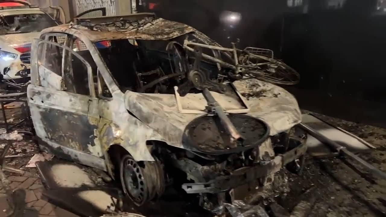 Beeld uit video: Meerdere politieauto's vernield bij rellen in Rotterdam