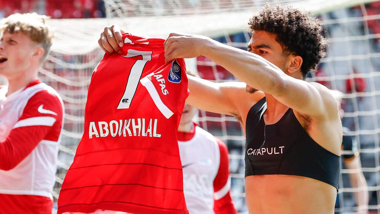 Zakaria Aboukhlal liet na zijn doelpunt demonstratief zijn AZ-shirt aan de supporters zien.