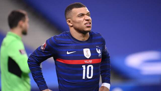 Kylian Mbappé baalt na een gemiste kans voor Frankrijk.