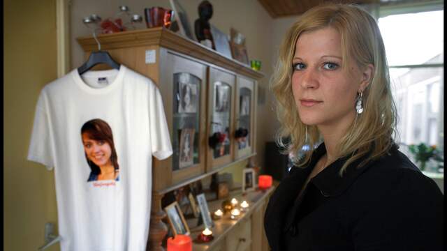 Jacqueline Beemsterboer heeft in haar huiskamer een altaar voor haar vermoorde zus gemaakt.