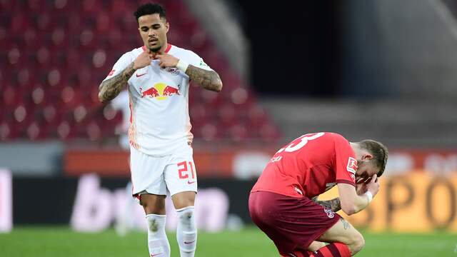 Justin Kluivert loopt teleurgesteld van het veld na de nederlaag van RB Leipzig bij 1. FC Köln.