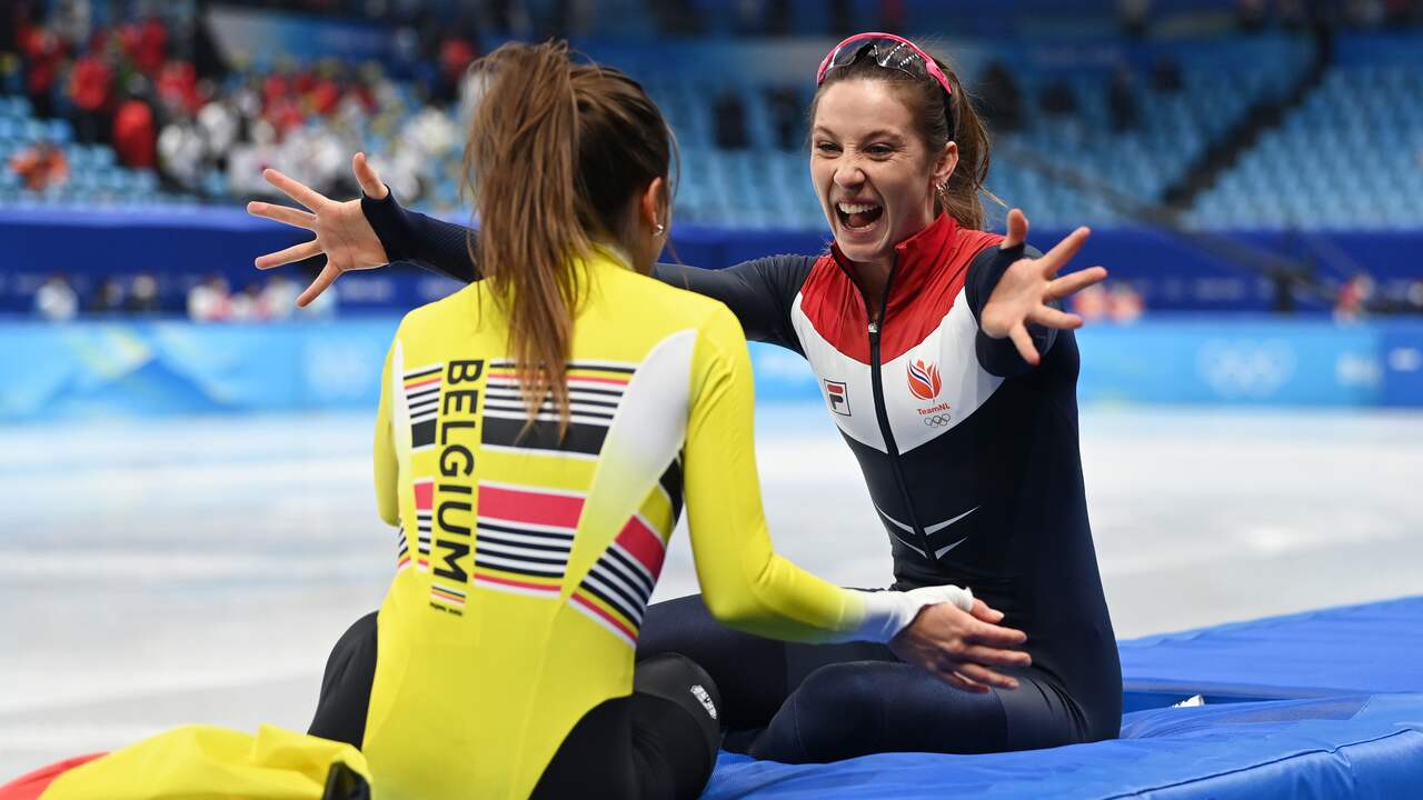 Suzanne Schulting zag haar vriendin Hanne Desmet verrassend ook een medaille pakken.