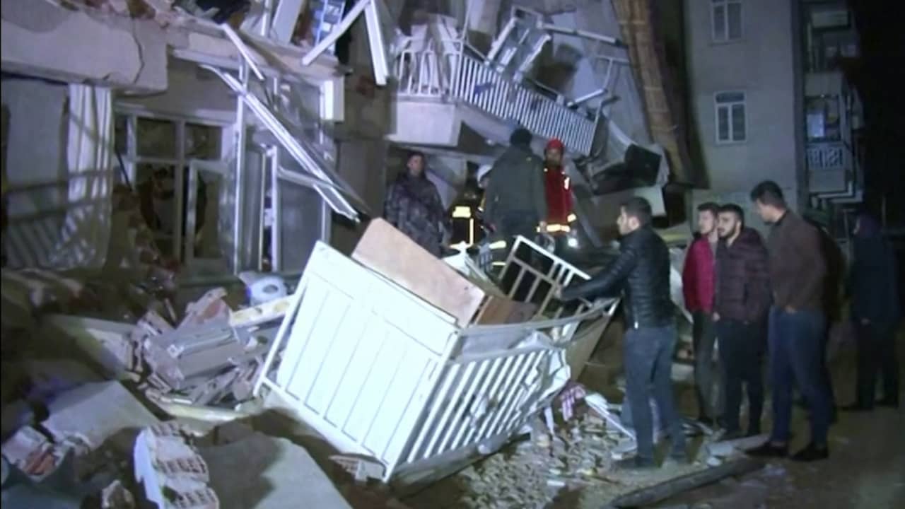 Beeld uit video: Huizen in puin na dodelijke aardbeving in oosten van Turkije