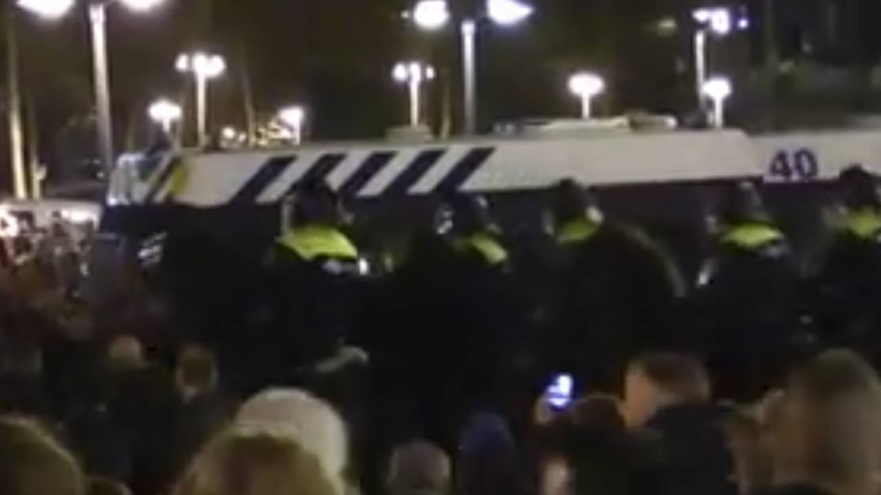 Beeld uit video: ME grijpt in bij ongeregeldheden na politieactie om drugs bij FC Twente-PSV