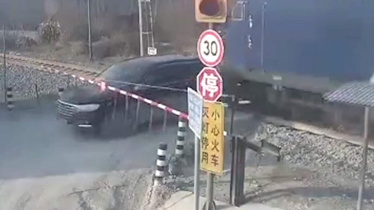Beeld uit video: Auto op haar na geraakt door trein op spoorwegovergang in China