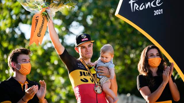 Van Aert met zijn zoon op het podium in Parijs.