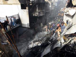 Al meer dan 80 bevestigde doden bij vliegtuigcrash in Pakistaanse woonwijk