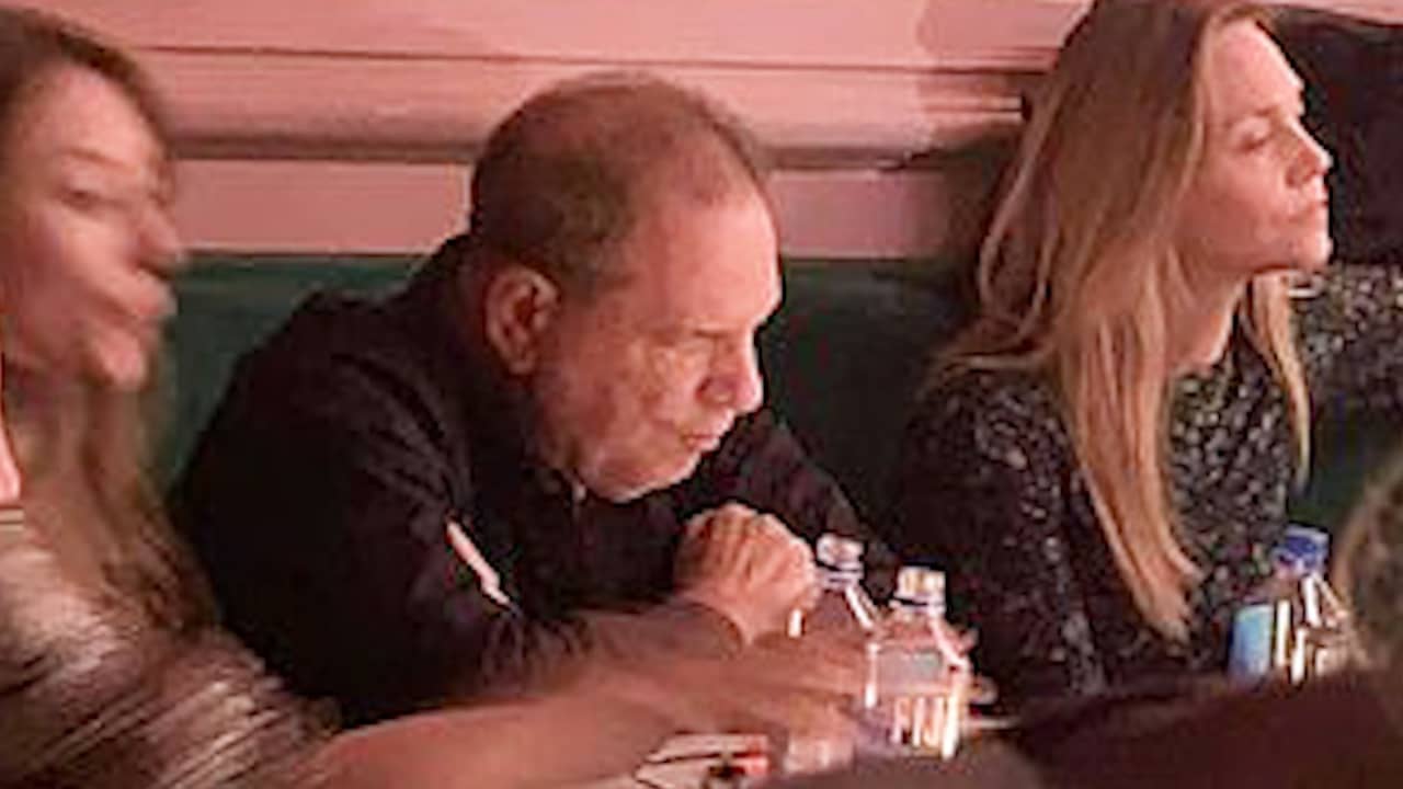 Comédienne grapt over Harvey Weinstein terwijl hij in de zaal zit