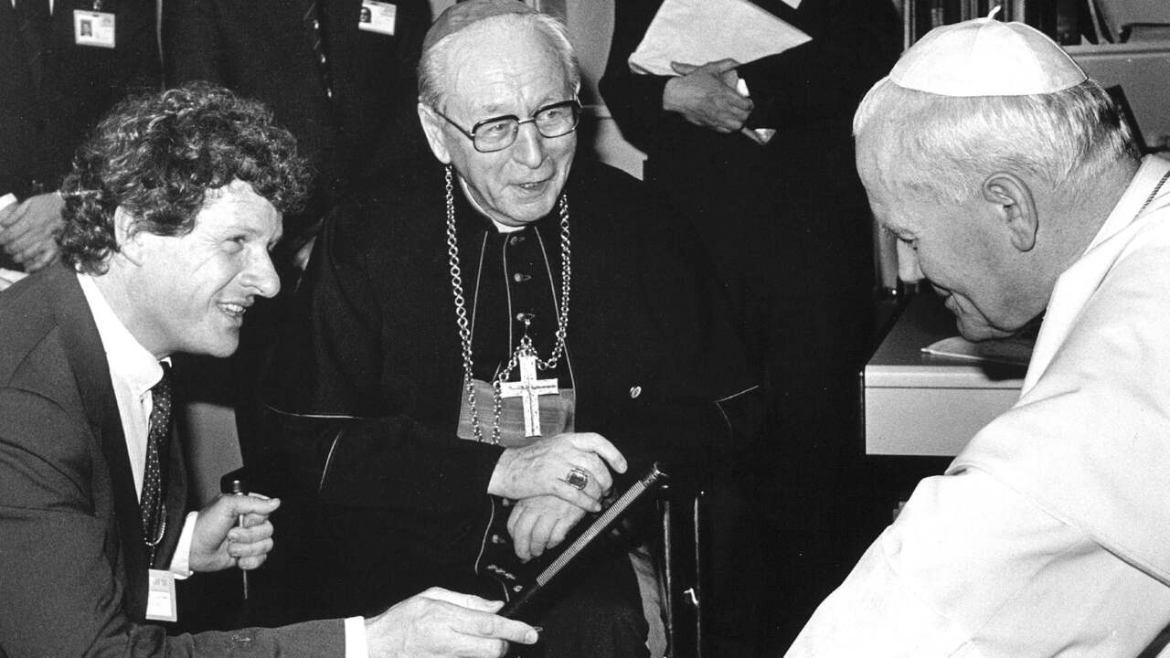 Willibrord Frequin interviewt Paus Johannes Paulus II voor Brandpunt in 1985.