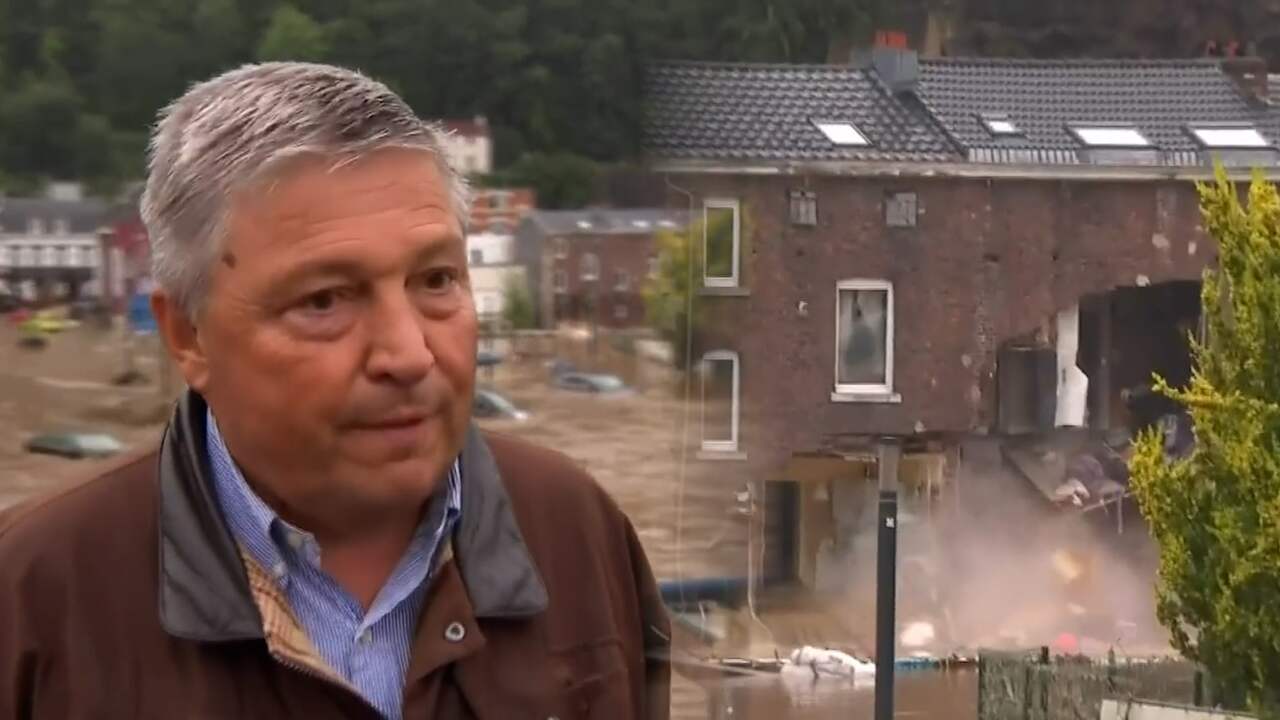 Beeld uit video: Huis stort in tijdens interview met Belgische burgemeester