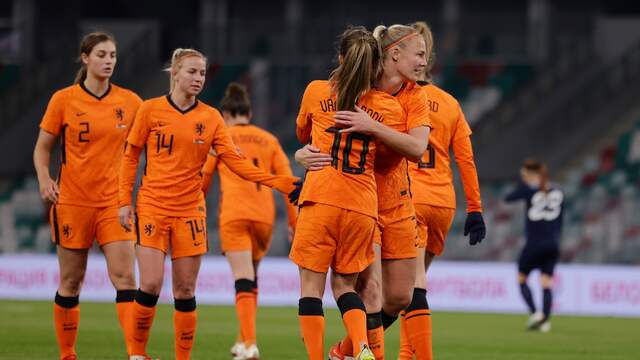 Vreugde bij Oranje na de 0-2 van Daniëlle van de Donk.