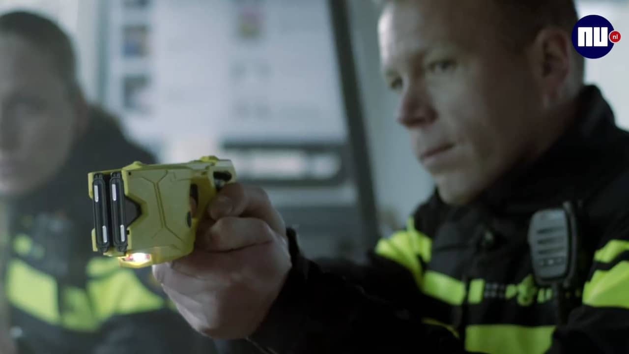 Beeld uit video: Zo werken de stroomstootwapens waar de politie mee test