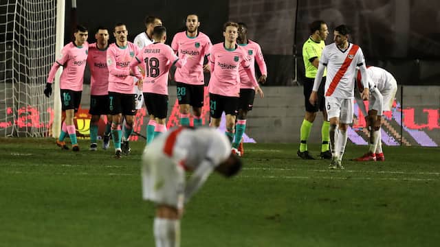 Frenkie de Jong deelt in de feestvreugde bij Barcelona.