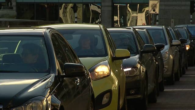 Verkeersinfarct rond Arnhem door ongeluk met truck vol stoeptegels. Verkeersinfarct rond Arnhem door ongeluk met truck vol stoeptegels.