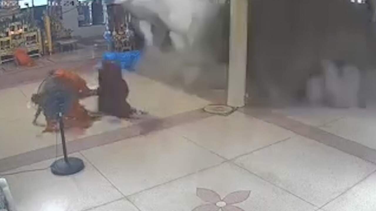 Beeld uit video: Plafond van tempel begeeft het tijdens gebed van Thaise monniken