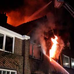 Video | Vlammen slaan uit het dak bij dodelijke brand Gouda