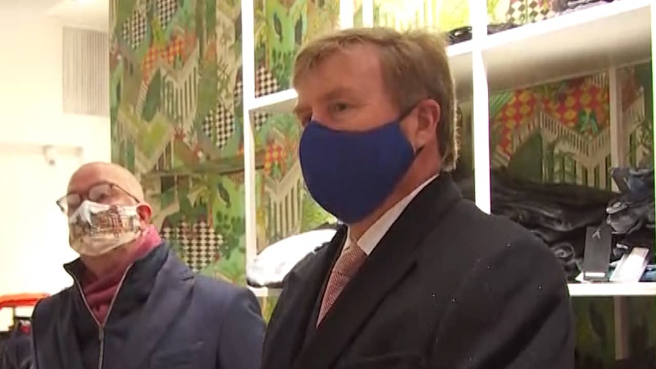 Koning bezoekt door avondklokrellen getroffen winkeliers in Den Bosch