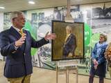 Oud-burgemeester Giel Janssen met portret in raadszaal 