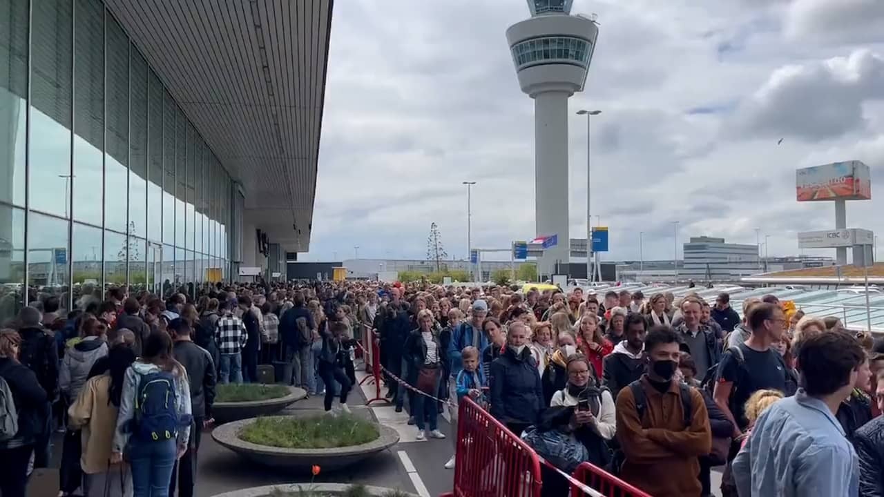 Opnieuw lange wachtrijen op Schiphol, eerste vluchten worden uitgesteld |  NU - Het laatste nieuws het eerst op NU.nl
