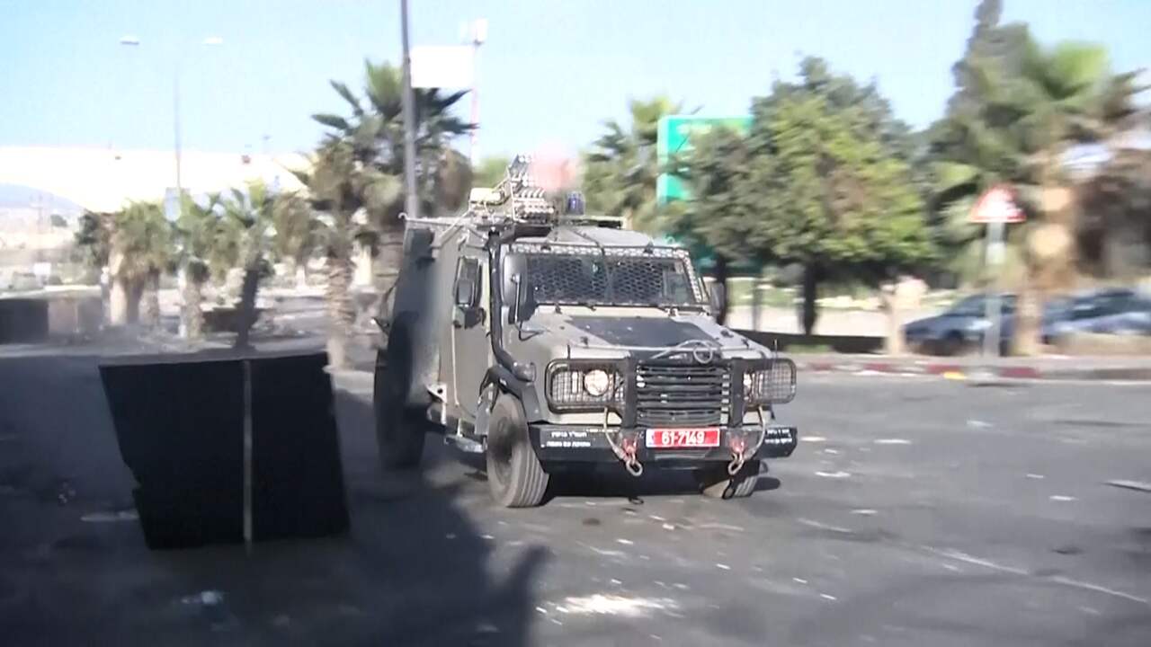 Beeld uit video: Palestijnen gooien vuurwerk en stenen naar Israëlische soldaten