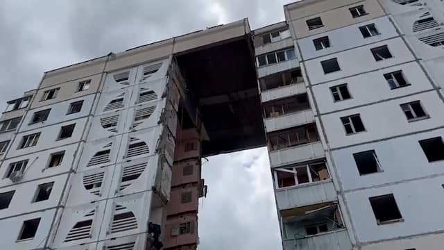 Russisch appartementencomplex stort gedeeltelijk in