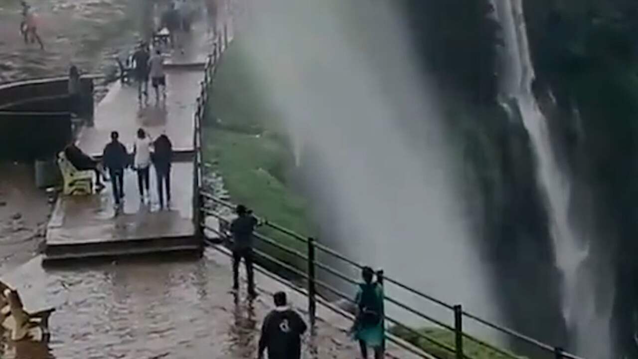 Beeld uit video: Harde wind zorgt voor 'omgekeerde' waterval in India