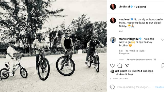 Vin Diesel deelde met Pasen al fietsend cadeautjes uit in de omgeving van zijn huis in de Dominicaanse Republiek.