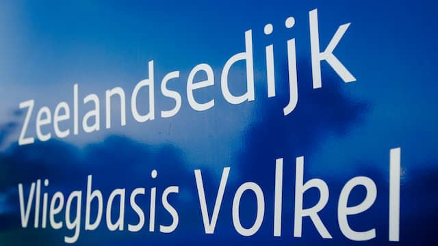 Twee militairen gewond door auto-ongeluk op vliegbasis Volkel.