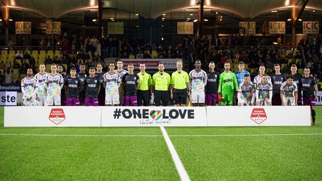 Voorafgaand aan de aftrap in Velsen-Zuid poseerden de spelers van Telstar en FC Volendam in hun regenboogshirt.