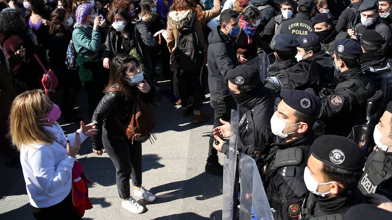 Turkish women take to the streets for protection against domestic violence |  NOW