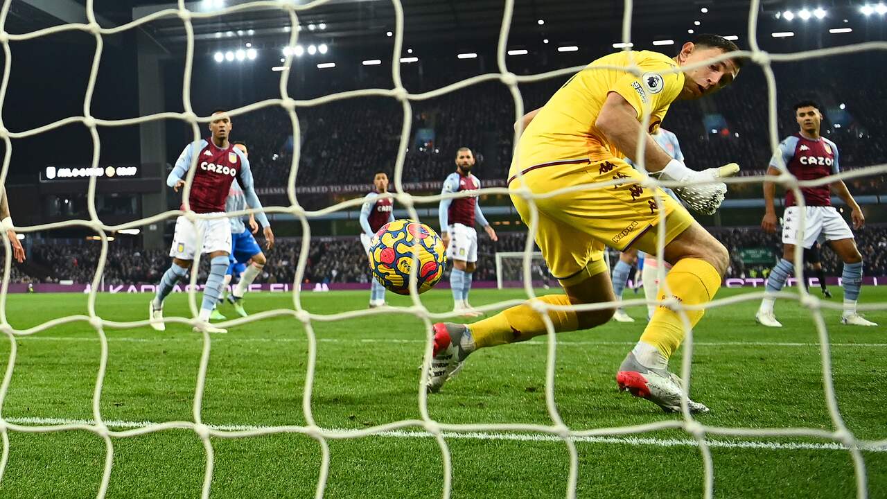 Emiliano Martínez ging flink in de fout bij Aston Villa.