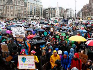 Tienduizenden mensen lopen mee met Klimaatmars in Amsterdam