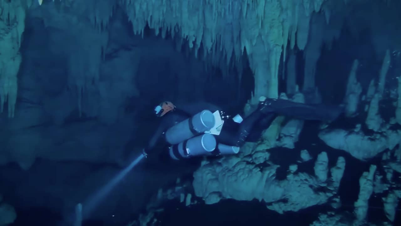 Beeld uit video: Duikers filmen botten in 's werelds  grootste overstroomde grot