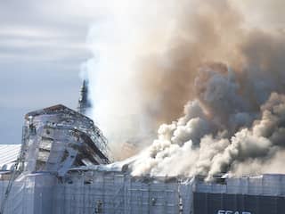 Brand in iconisch beursgebouw Kopenhagen, schilderijen naar buiten gebracht