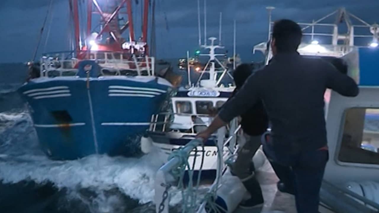 Beeld uit video: Britse en Franse vissers ruziën op zee om territorium