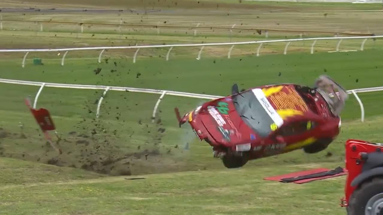 Raceauto slaat paar keer over de kop op circuit in Melbourne