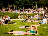 AMSTERDAM - Mensen genieten op Hemelvaartsdag van het warme zonnige weer in het Vondelpark. ANP REMKO DE WAAL
