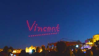 Drones vormen handtekening van Van Gogh boven Museumplein
