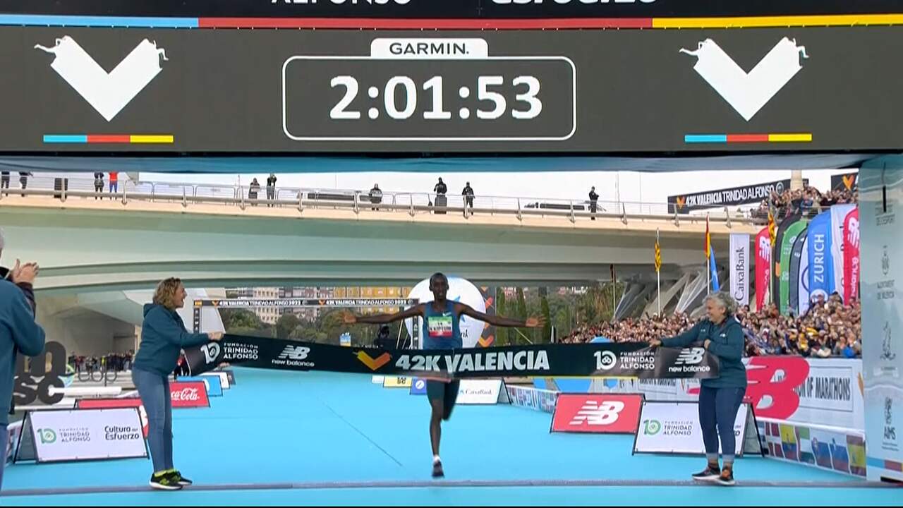 Beeld uit video: Keniaan wint marathon bij zijn debuut in op drie na snelste tijd ooit