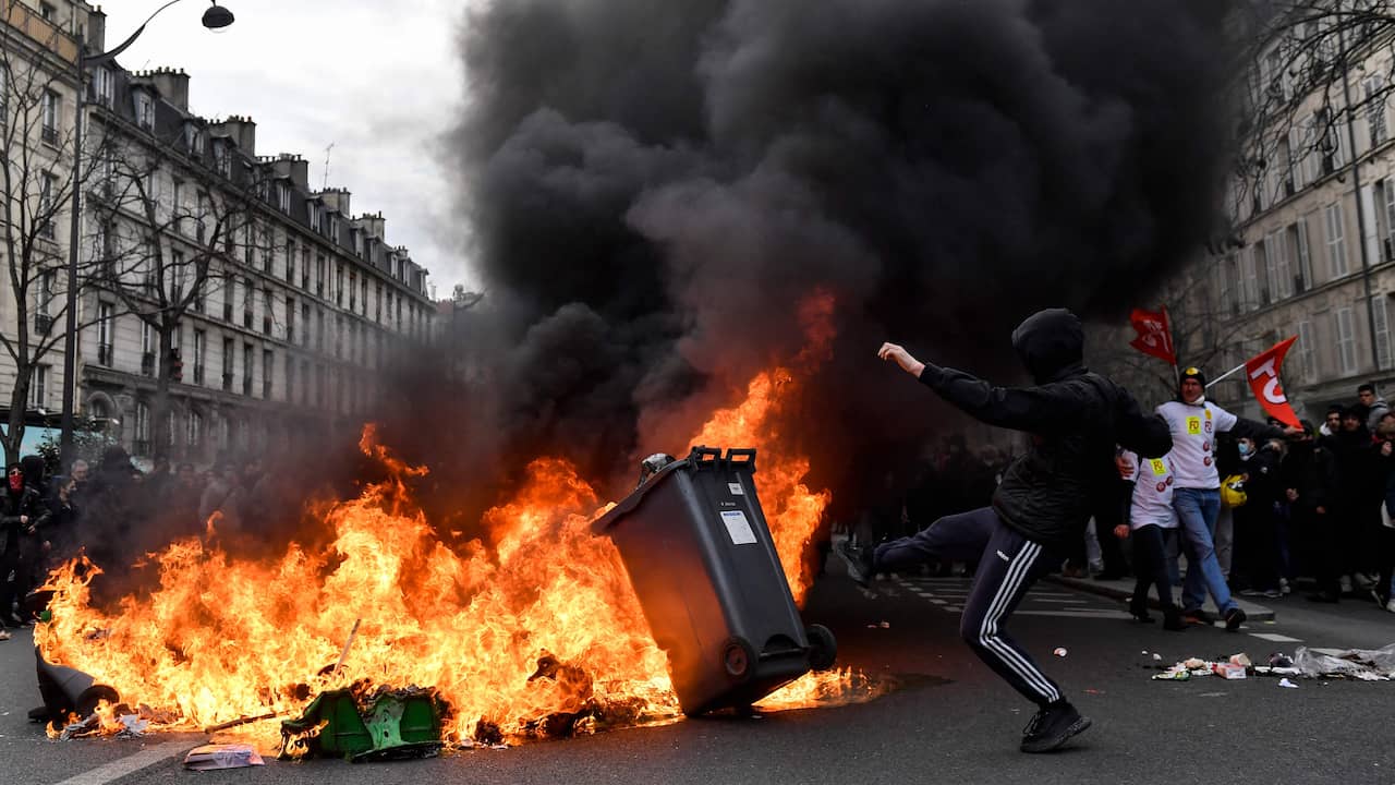 Les manifestants et la police s’affrontent à nouveau lors des manifestations contre les retraites françaises |  À l’étranger