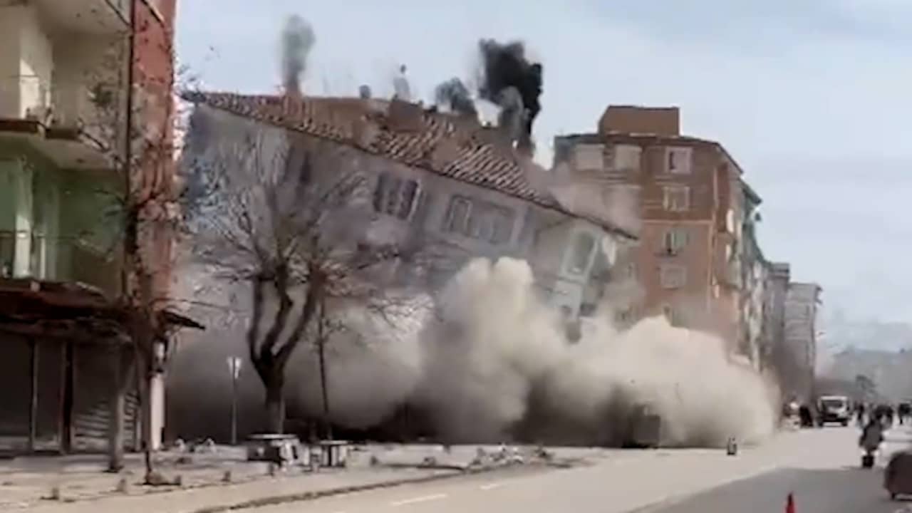 Beeld uit video: Turkije opnieuw getroffen door aardbeving, gebouw stort in