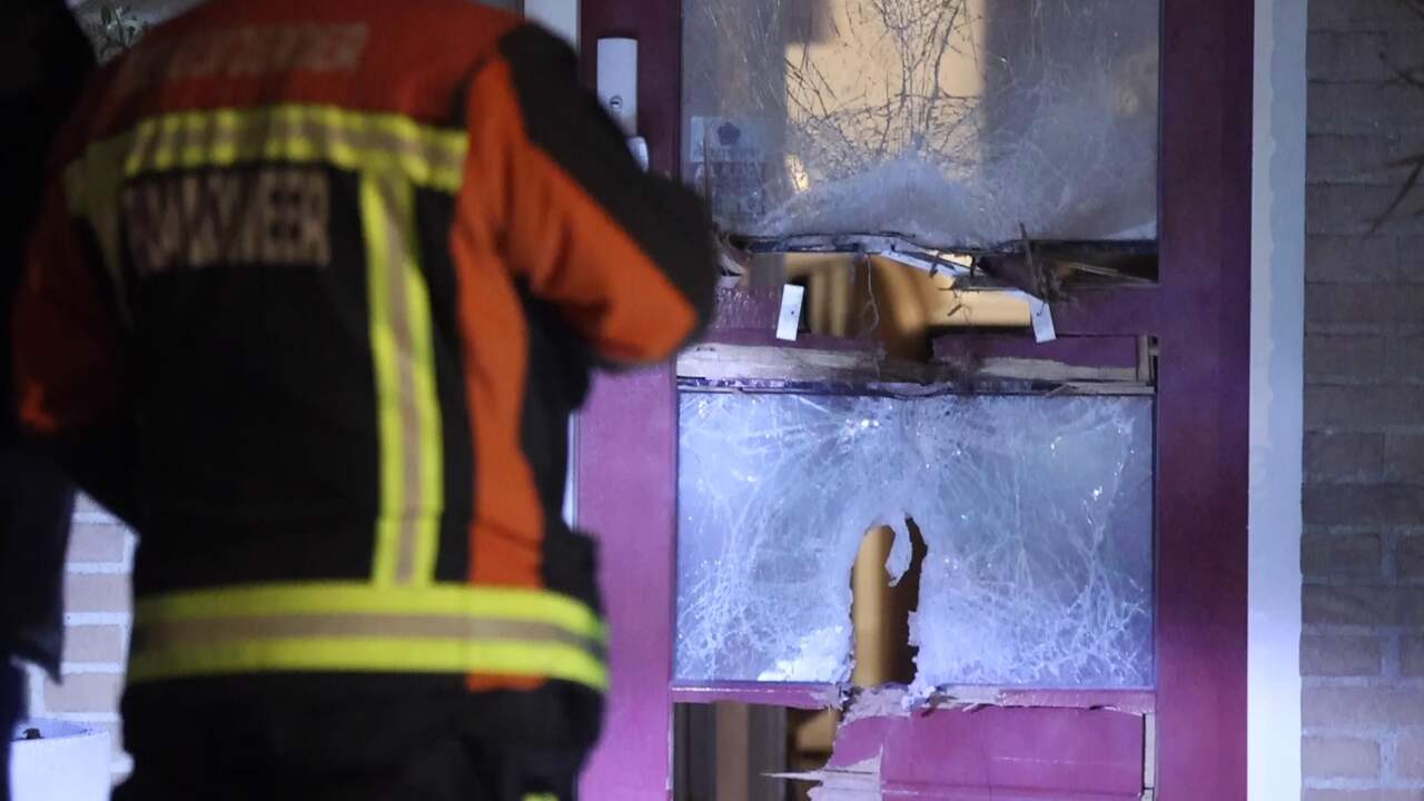 Beeld uit video: Voordeur woning in Alphen aan den Rijn zwaar beschadigd na explosie
